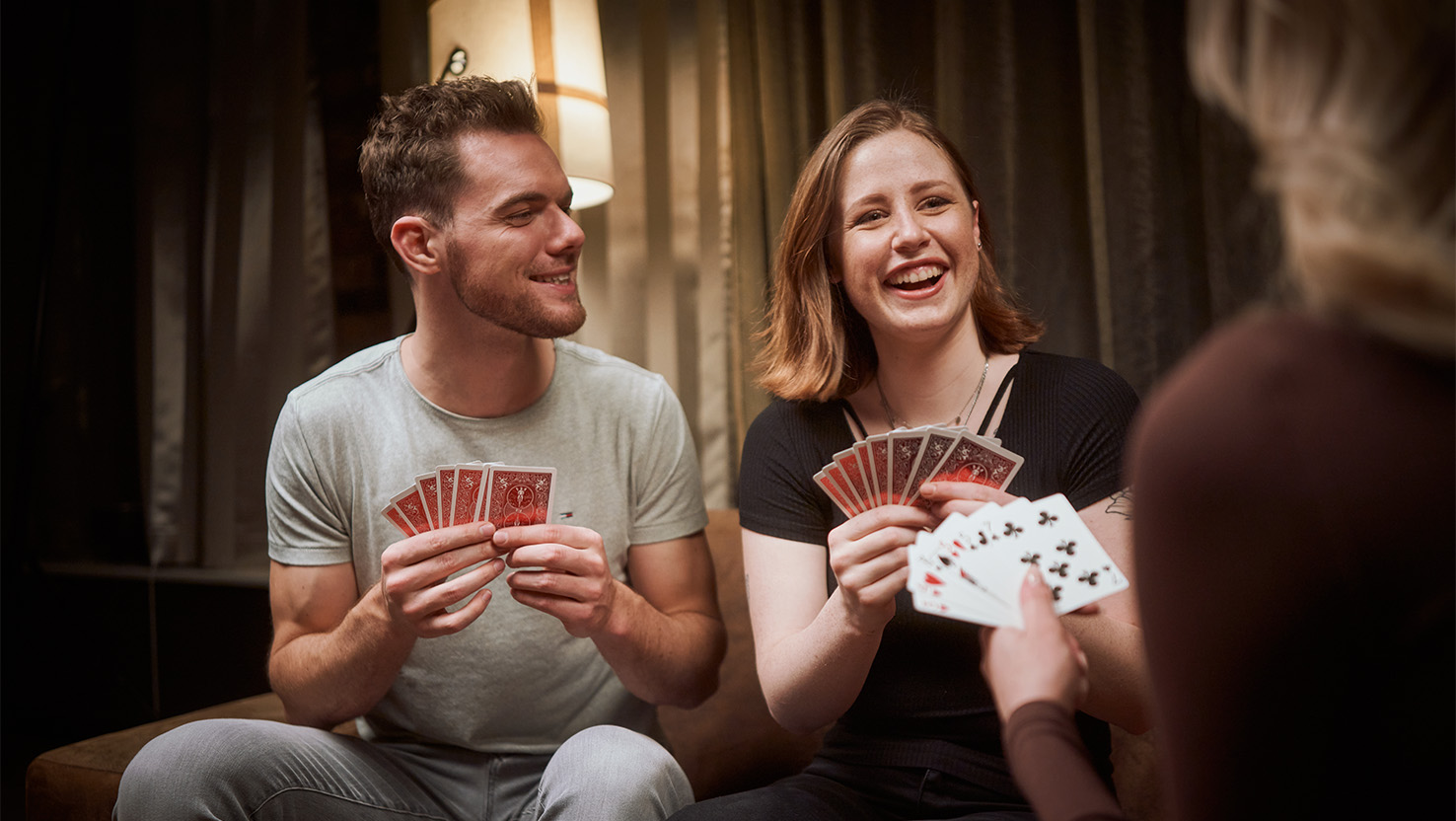 Lust auf einen Spieleabend? Hier sind 3 tolle Kartenspiele für 3 Personen!