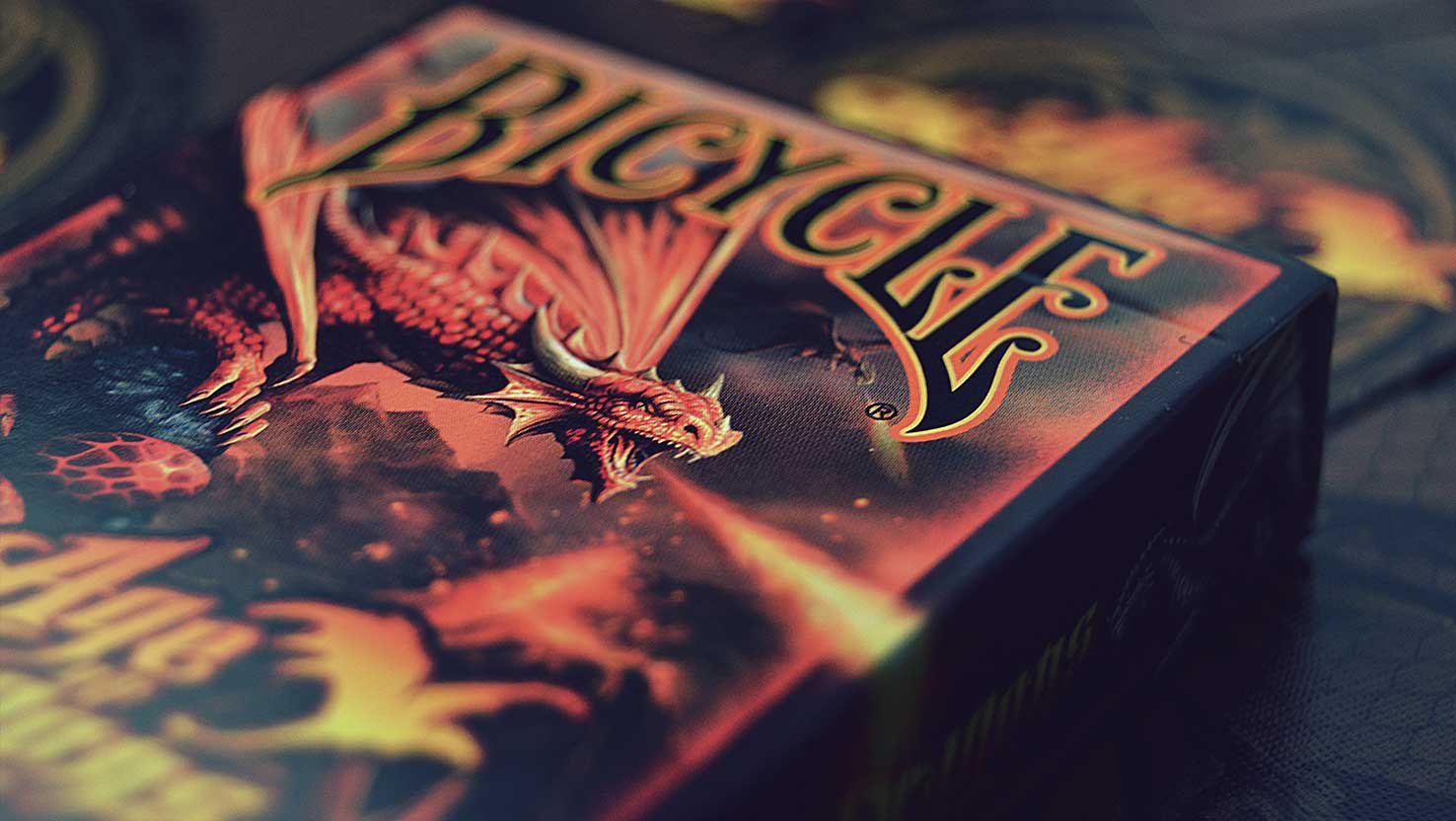 Feuerspeiender Drache auf-Kartenspiel Bicycle Age of Dragons. Anne Stokes, Bicycle Spielkarten