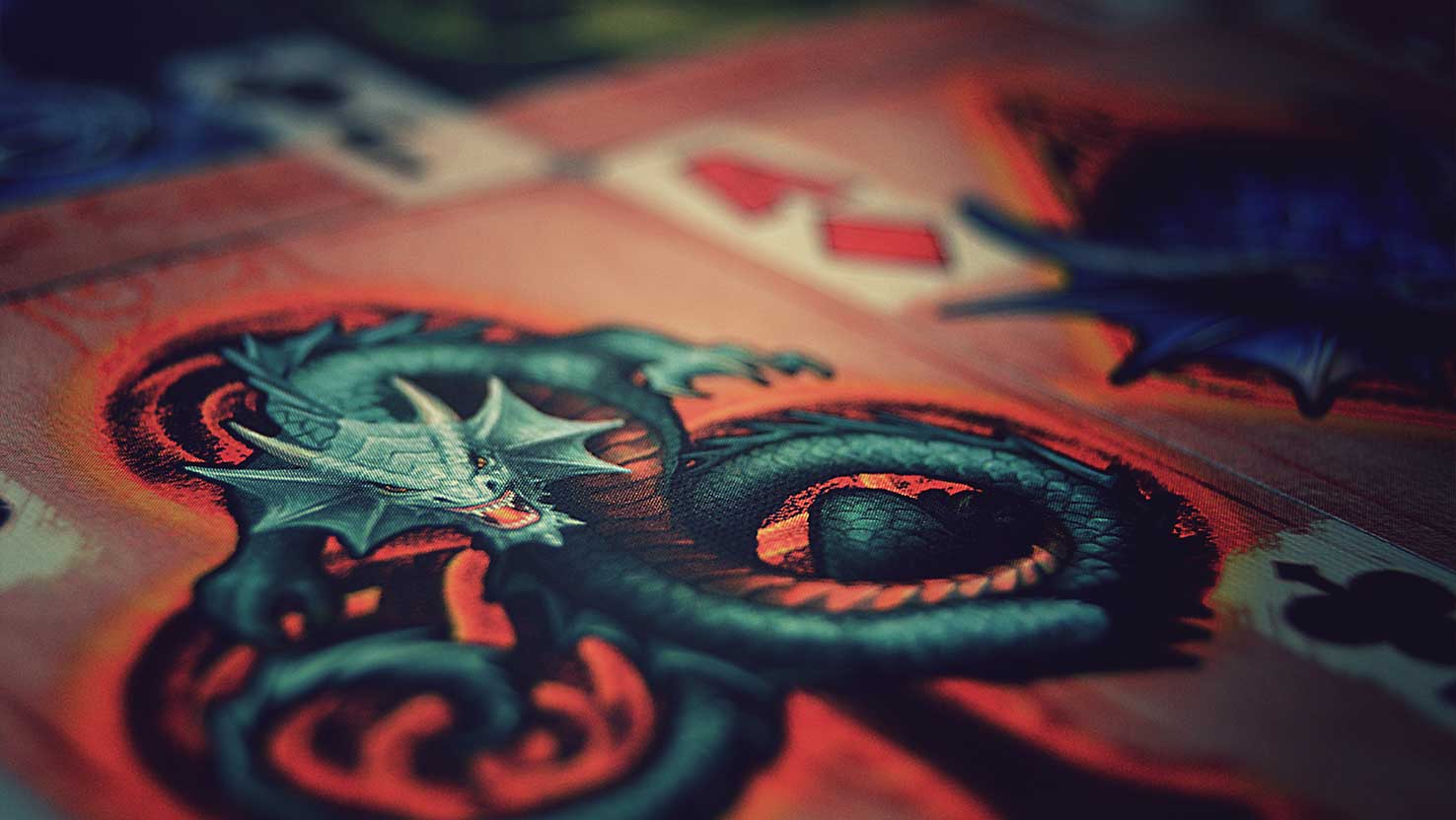 Grüner Drache als Motiv auf Spielkarte des Kartenspiels Bicycle Age of Dragons. Anne Stokes, Bicycle Spielkarten