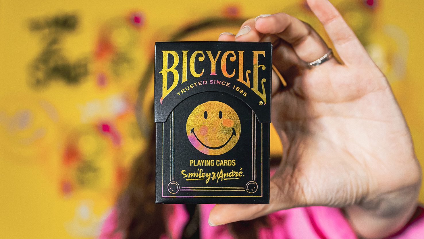 Die Kartenschachtel des Bicycle Smiley Deck steht im Fokus.