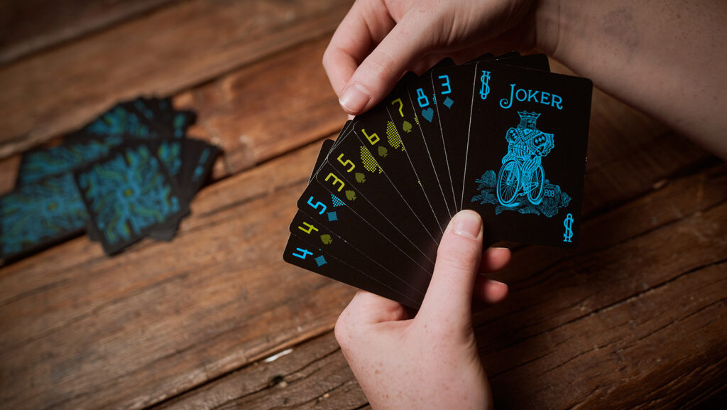 Die schwarzen Kartenspiele von Bicycle® sind eins der tollsten Geschenke für Gamer.