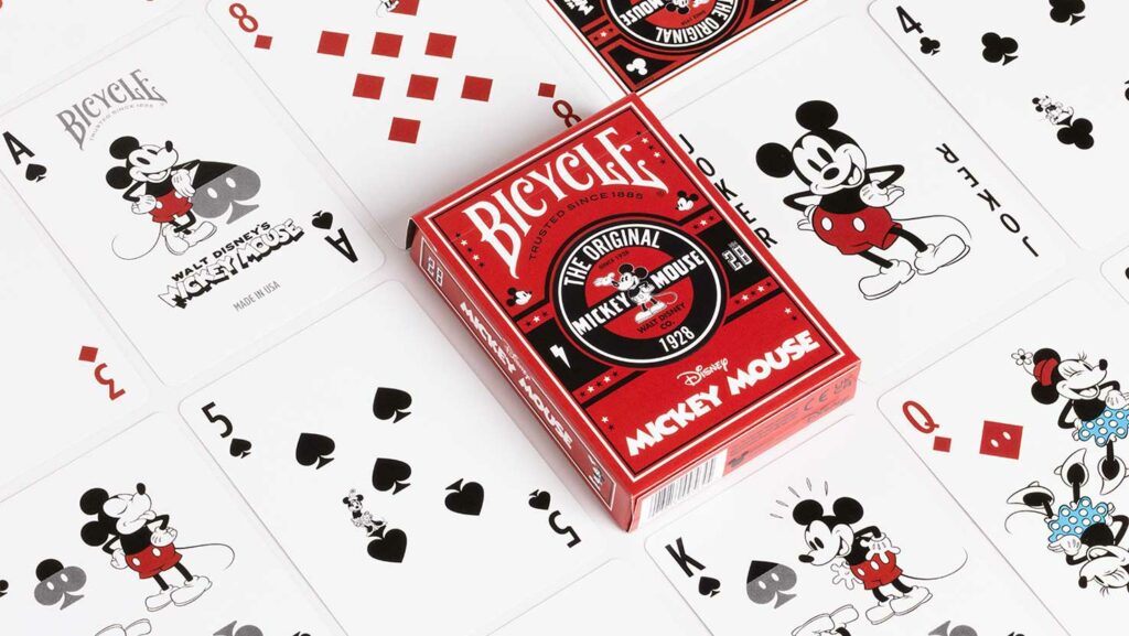 Karten des Kartenspiels Bicycle® Disney Classic Mickey liegen schräg nebeneinander. Mickey Maus, Bicycle Spielkarten