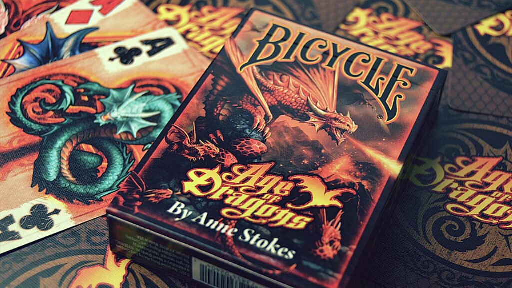 Kartenspiel Bicycle Age of Dragons liegt auf Spielkarten mit Drachenmotiven. Anne Stokes, Bicycle Spielkarten