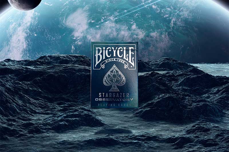 Kartenspiel Bicycle Stargazer Observatory schwebt im All über Felsen, im Hintergrund ein Planet. Sternbilder, Bicycle Spielkarten