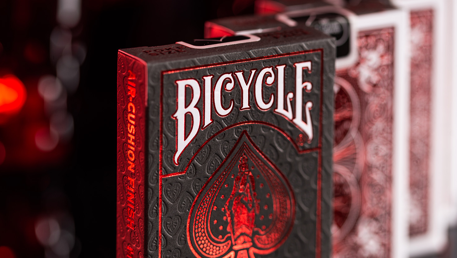 Die Details und das Embossing der Metal Luxe Crimson zeigen Qualität.