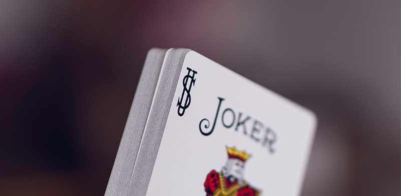 Nahaufnahme von Bicycle Stripper Deck mit Rider Back mit Fokus auf einer Karte die aus dem Stapel herausschaut. Stripper Deck, Bicycle Spielkarten