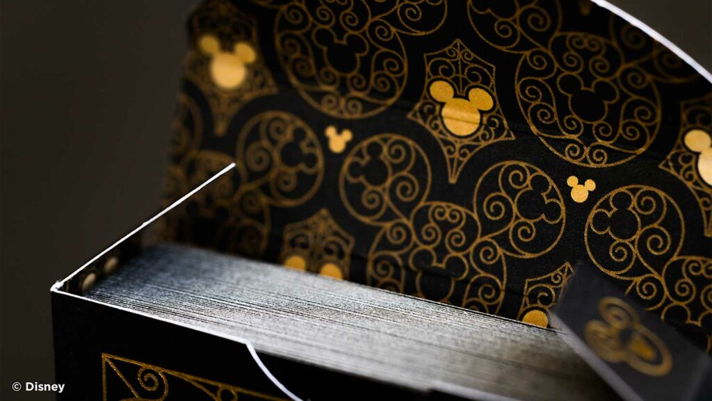 Schwarze Kartenschachtel mit goldenen Verzierungen des Kartenspiels Bicycle® Disney Mickey Mouse Black and Gold. Mickey Maus, Bicycle Spielkarten