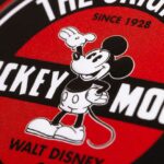 Winkende in Schrift eingerahmte Mickey Mouse auf rotem Untergrund. Mickey Maus, Bicycle Spielkarten