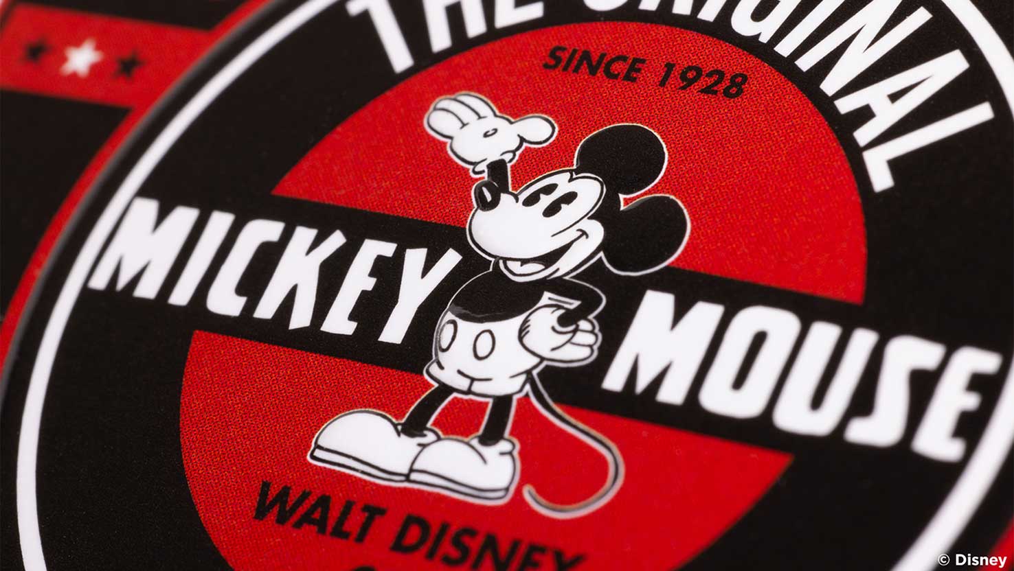 Winkende in Schrift eingerahmte Mickey Mouse auf rotem Untergrund. Mickey Maus, Bicycle Spielkarten