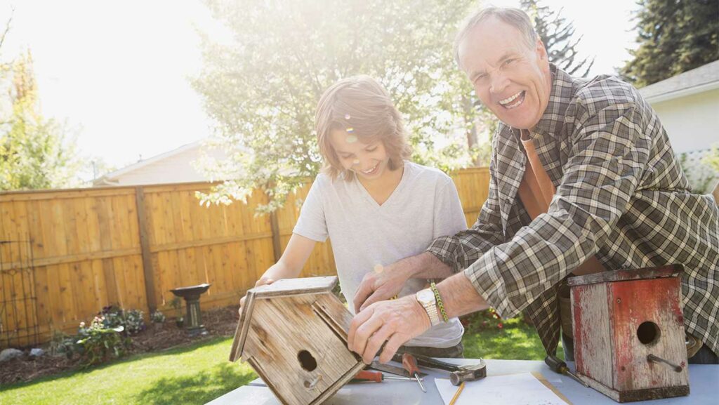 Großvater und Enkel bauen ein Vogelhaus im Garten. Garten Geschenke, Bicycle Spielkarten
