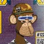 Illustration von Affe mit Helm und Ohrring auf Kartenschachtel des Kartenspiel Bicycle Bored Ape. Bored Ape, Bicycle Spielkarten