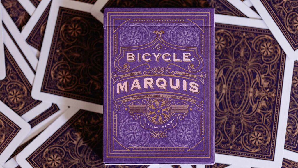 Kartenschachtel des Kartenspiels Bicycle Marquis liegt auf Spielkarten. Art Deco, Bicycle Spielkarten