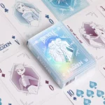 Kartenspiel Bicycle Disney Frozen Insprired liegt auf weißem Untergrund umgeben von Spielkarten. Elsa Spiele, Bicycle Spielkarten