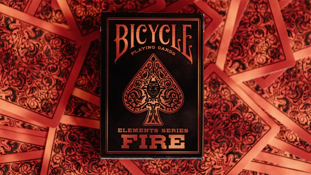 Kartenspiel Bicycle Fire liegt auf Spielkarten. Feuer-Kartenspiel, Bicycle Spielkarten