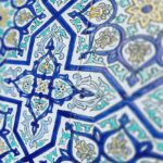 Nahaufnahme von Wand mit Ornament Arabeske mit grünen und blauen floralen Mustern. Blumen-Ornamente, Bicycle Spielkarten